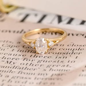 Anillo de compromiso de oro macizo con brazo dividido y moissanita de talla ovalada, anillo de tres piedras.