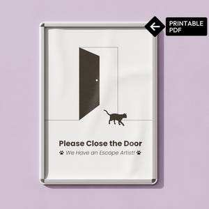 Può includere: Cartello stampabile con un gatto nero che si allontana da una porta aperta. Il cartello recita "Si prega di chiudere la porta Abbiamo un artista della fuga!" con impronte di zampe su entrambi i lati del testo.