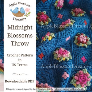 Puede incluir: Una manta de ganchillo azul oscuro con detalles florales. La manta presenta patrones cuadrados con flores rosas y rojas en relieve, hojas verdes y pequeños detalles rosas y rojos. El texto "Midnight Blossoms Throw" es visible.