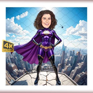 Kundenspezifische weibliche Superheld-Karikatur - personalisiertes großes Kopf-Karikatur-Porträt, lila Anzug & Umhang, Stadtbild Hintergrund, digitale Kunst Geschenk