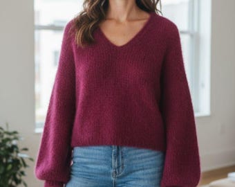 Pull en mohair et soie tricoté main : pull rose framboise foncé, col en V