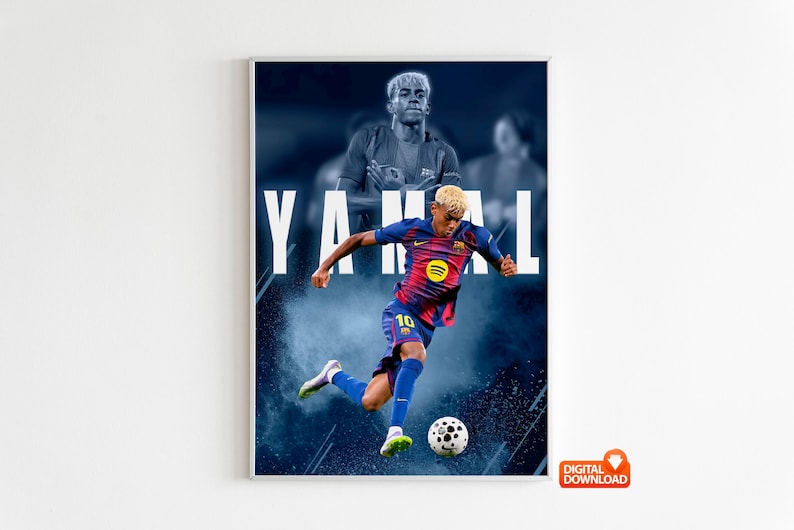 K&ouml;nnte beinhalten: Gerahmter Digitaldruck eines Fu&szlig;ballspielers in blau-roter Uniform, der einen Ball tritt. Der Name des Spielers, YAMAL, ist in gro&szlig;en wei&szlig;en Buchstaben dargestellt. Der Hintergrund ist dunkelblau mit einem verschwommenen Bild des Spielers.