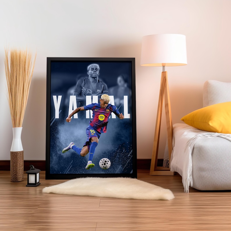 K&ouml;nnte beinhalten: Gerahmtes Poster mit einem Fu&szlig;ballspieler in blau-roter Uniform, der einen Fu&szlig;ball tritt. Der Name des Spielers, YAMAL, ist in gro&szlig;en wei&szlig;en Buchstaben dargestellt. Der Hintergrund zeigt ein verschwommenes Bild des Spielers.