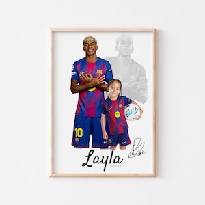 Puede incluir: Una impresión enmarcada que presenta a un jugador de fútbol y una niña, ambos con camisetas azules y rojas a juego. El jugador lleva el número 10. La niña sostiene un balón de fútbol. La impresión está firmada "Layla".