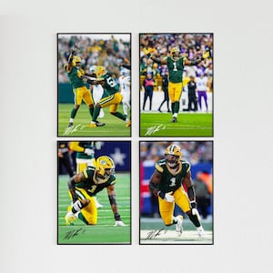 Può includere: Quattro stampe incorniciate con scatti d'azione di un giocatore di football americano in uniforme verde e gialla. Il giocatore è visto mentre festeggia, si inginocchia e corre su un campo verde. Ogni stampa è firmata.