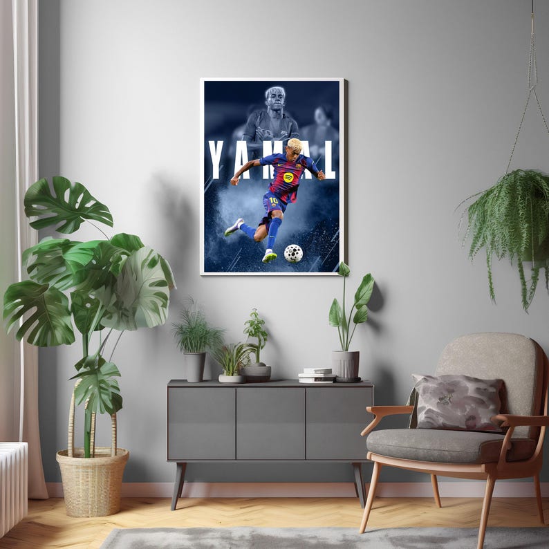 K&ouml;nnte beinhalten: A gerahmtes Poster mit einem Fu&szlig;ballspieler in Aktion, der einen Fu&szlig;ball tritt. Der Spieler tr&auml;gt ein rot-blau-gelbes Trikot. Das Poster zeigt den Namen "YAMAL" in gro&szlig;en wei&szlig;en Buchstaben. Der Hintergrund ist ein blauer Farbverlauf mit einem verschwommenen Bild.