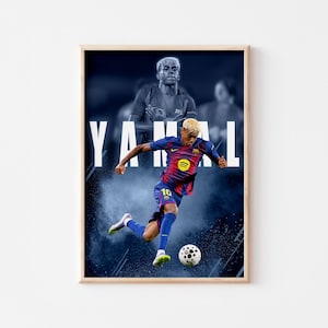K&ouml;nnte beinhalten: Gerahmtes Poster mit einem Fu&szlig;ballspieler in blau-roter Uniform, der einen Fu&szlig;ball tritt. Das Wort "YAMAL" wird in wei&szlig;en Gro&szlig;buchstaben angezeigt. Ein zweites Bild des Spielers befindet sich im Hintergrund.