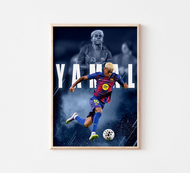 K&ouml;nnte beinhalten: Gerahmtes Poster mit einem Fu&szlig;ballspieler in blau-roter Uniform, der einen Fu&szlig;ball tritt. Das Wort "YAMAL" wird in wei&szlig;en Gro&szlig;buchstaben angezeigt. Ein zweites Bild des Spielers befindet sich im Hintergrund.