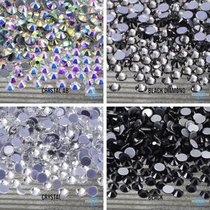 Puede incluir: Una colección de pequeños diamantes de imitación redondos en cuatro grupos etiquetados como Crystal AB, Black Diamond, Crystal y Black. Cada grupo contiene numerosas piedras facetadas con reverso plano en colores iridiscentes, grises, transparentes y negros.