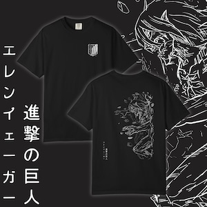 Puede incluir: Camisetas negras con diseños gráficos blancos. Una camiseta presenta un escudo en la parte delantera, la otra una ilustración detallada en la parte trasera. Texto japonés visible en el lateral.