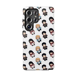 Peut inclure: Coque de t&eacute;l&eacute;phone blanche avec un motif r&eacute;p&eacute;t&eacute; de personnages de dessins anim&eacute;s. Les personnages ont les cheveux noirs, blonds et bruns et portent des tenues marron, roses et bleues. La coque a un module cam&eacute;ra.