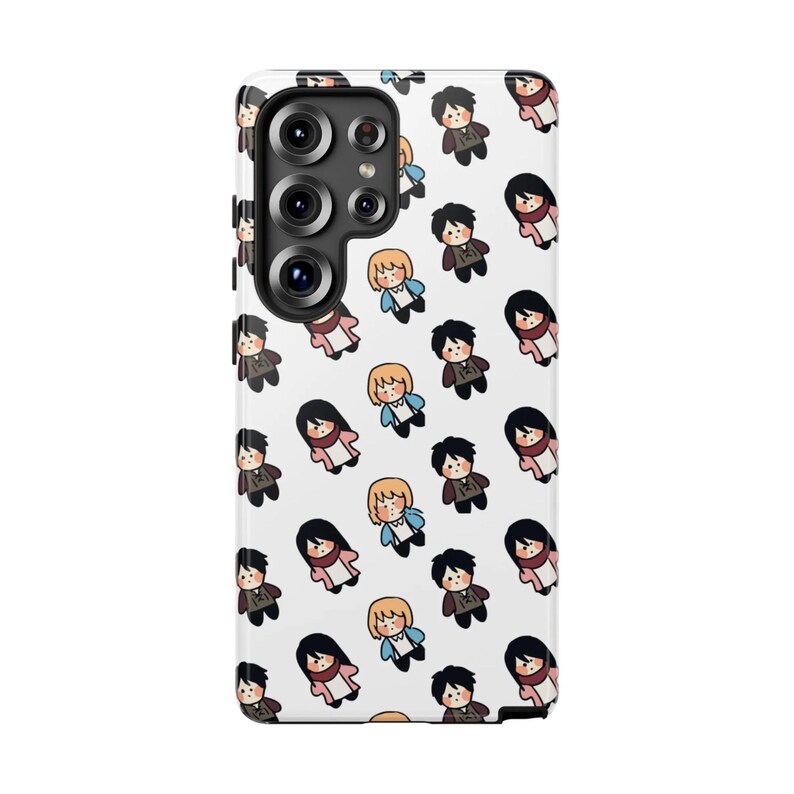 Peut inclure: Coque de t&eacute;l&eacute;phone blanche avec un motif r&eacute;p&eacute;t&eacute; de personnages de dessins anim&eacute;s. Les personnages ont les cheveux noirs, blonds et bruns et portent des tenues marron, roses et bleues. La coque a un module cam&eacute;ra.