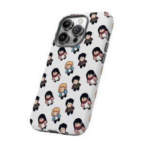 Peut inclure: Coque de t&eacute;l&eacute;phone blanche orn&eacute;e d'un motif r&eacute;p&eacute;t&eacute; de personnages de dessins anim&eacute;s. L'&eacute;tui est dot&eacute; d'une d&eacute;coupe pour l'appareil photo et est con&ccedil;u pour un smartphone.