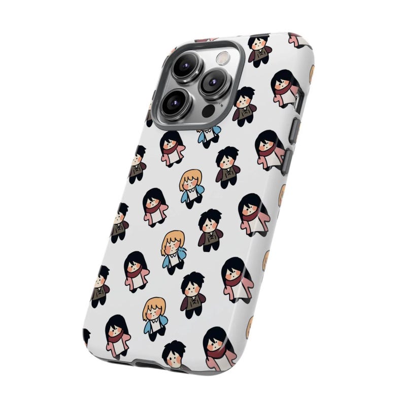 Peut inclure: Coque de t&eacute;l&eacute;phone blanche orn&eacute;e d'un motif r&eacute;p&eacute;t&eacute; de personnages de dessins anim&eacute;s. L'&eacute;tui est dot&eacute; d'une d&eacute;coupe pour l'appareil photo et est con&ccedil;u pour un smartphone.