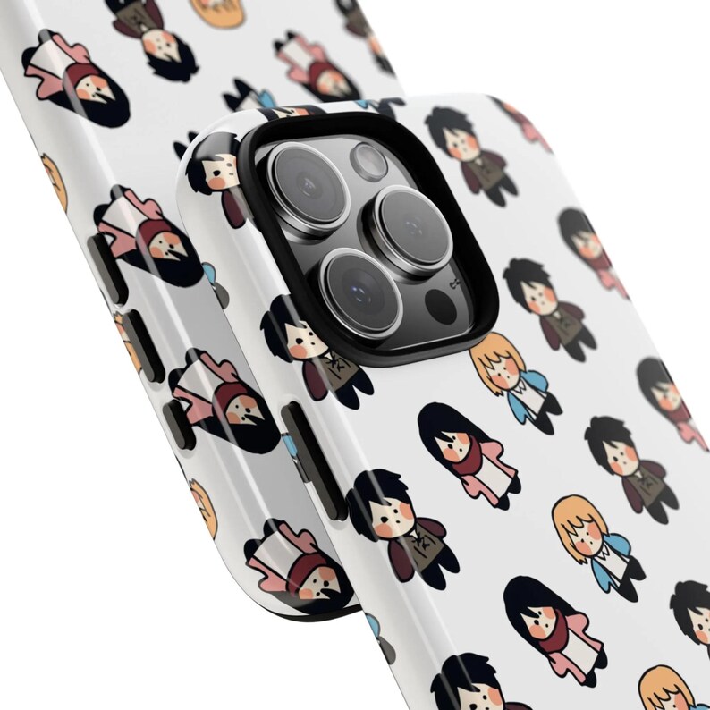 Peut inclure: Coque de t&eacute;l&eacute;phone blanche avec un motif r&eacute;p&eacute;t&eacute; de personnages de dessins anim&eacute;s. Les personnages ont les cheveux noirs et portent des tenues marron, roses et bleues. La coque a une finition brillante et une d&eacute;coupe pour l'appareil photo.