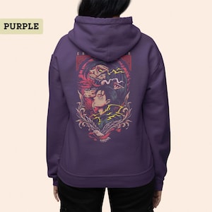 Puede incluir: Una sudadera con capucha morada que presenta un estampado gr&aacute;fico en la espalda. El dise&ntilde;o muestra el perfil de un personaje de anime estilizado, una figura monstruosa y un p&aacute;jaro, acentuados con rayos amarillos y elementos decorativos rojos y negros.