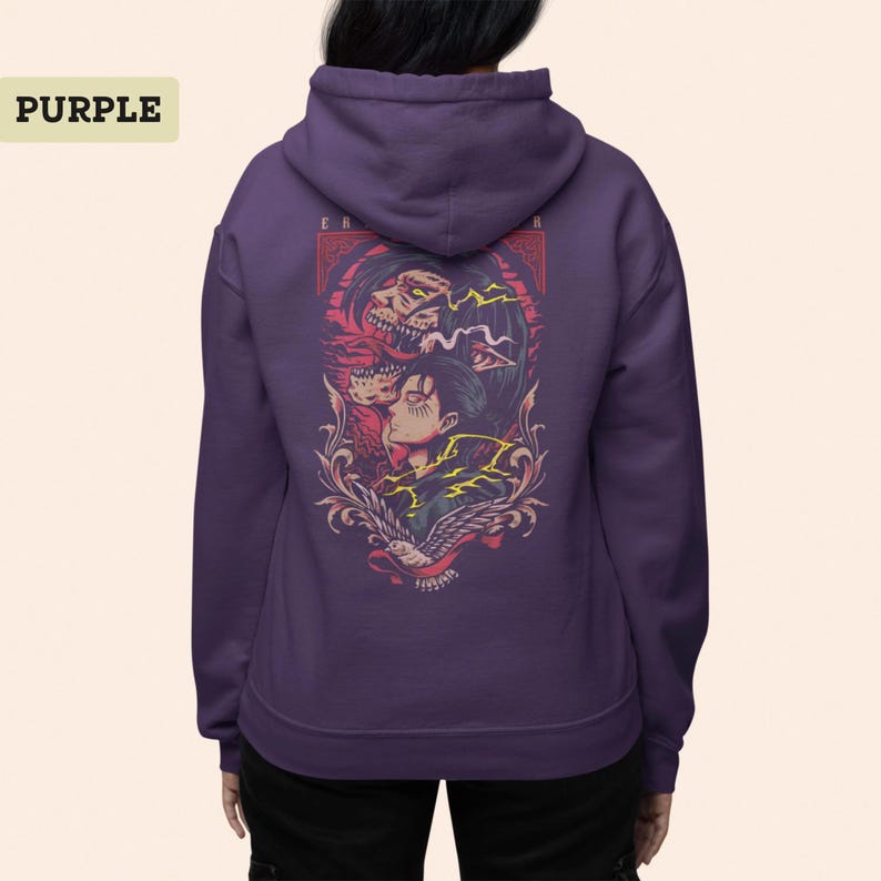 Puede incluir: Una sudadera con capucha morada que presenta un estampado gr&aacute;fico en la espalda. El dise&ntilde;o muestra el perfil de un personaje de anime estilizado, una figura monstruosa y un p&aacute;jaro, acentuados con rayos amarillos y elementos decorativos rojos y negros.