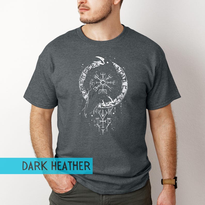 K&ouml;nnte beinhalten: Dunkelgraues meliertes T-Shirt mit wei&szlig;em Grafikdesign. Das Design zeigt ein kreisf&ouml;rmiges Muster mit Runen und einem zentralen Symbol sowie den Text "DARK HEATHER". Das T-Shirt hat kurze &Auml;rmel und einen Rundhalsausschnitt.