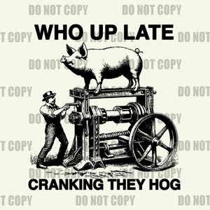 以下が含まれることがあります： 男性が操作する機械の上に豚が描かれた白黒イラスト。「WHO UP LATE CRANKING THEY HOG」のテキスト。 ヴィンテージ感のあるインダストリアルなイメージ。