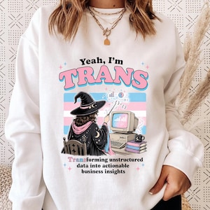 Sim, eu sou TRANS, Camiseta Retrô de Bruxa de Dados, Camiseta de Humor Queer em Tecnologia, Presente para Analista de Dados, Camiseta de Fantasia para Nerd de SQL, Camiseta com Estética de Bruxa Programadora