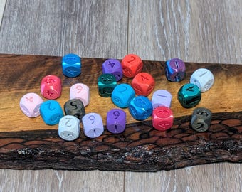 Afgeronde dobbelstenen, verschillende kleuren, rollenspel op tafel