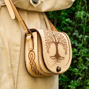 Handgefertigte Umhängetasche aus Leder mit kompliziertem Lebensbaum und keltischem Knoten-Design – einzigartiges, umweltfreundliches und stilvolles Accessoire