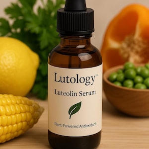Op de afbeelding: Een bruine glazen druppelfles met Lutology Luteolin Serum en een zwarte dop. Het witte etiket bevat de tekst Lutology, Luteolin Serum, een groen bladicoon en de tekst Plant-Powered Antioxidant in zwarte letters.