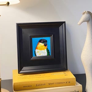 Lebhaftes grünes Papageien-Ölgemälde - Charmante Tierkunst für Vogel-Enthusiasten, niedliche Wanddekoration, lustiger Büroakzent