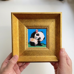 Pequeña pintura al óleo de panda enmarcada, lienzos pequeños, arte original, arte de pared divertido para decoración de habitaciones, decoración de escritorio, regalo único para amigos