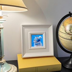 Miniatur Katzen Gemälde - Entzückende Katze im Hut Kunstwerk für Zuhause und Büro - Charmante Schreibtisch Dekoration für Katzen Enthusiasten