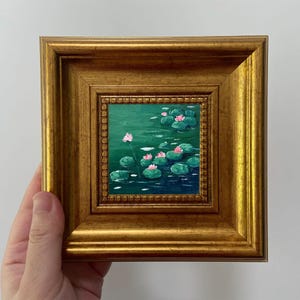 Pintura artesanal à mão de um lago de lótus verdes: Miniatura de pintura a óleo emoldurada para fácil exibição.