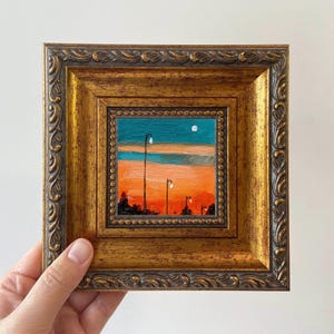 Dipinto ad olio in miniatura di un lampione stradale: quadro da scrivania incorniciato, paesaggio originale, piccola decorazione da parete