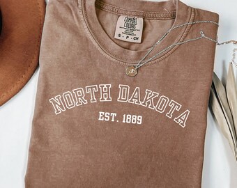Camiseta Comfort Colors® de Dakota del Norte, Camiseta de Dakota del Norte Est. 1889, Camiseta de ND, Regalo para residentes de Dakota del Norte, Camiseta del Orgullo de ND