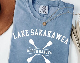 Camisa Comfort Colors® del lago Sakakawea Camisa de Dakota del Norte Camisa de Dakota del Norte Camisa de vacaciones Camisa de recuerdo Camisa de regalo para residentes de Dakota del Norte