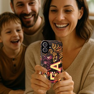 Aangepaste monogram tijgerprint telefoonhoesje - krachtig vrouwelijk ontwerp iPhone-hoesje - cadeau voor haar - gepersonaliseerde Moederdagcover - Magsafe