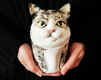 カスタムセラミック猫用骨壷、パーソナライズされた手作り猫用骨壷、ペット用骨壷、足跡メモリアル、遺灰用陶器骨壷、ユニークなペット用骨壷。