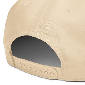 Pu&ograve; includere: Cappellino da baseball beige con visiera curva e chiusura a scatto regolabile. Il cappellino &egrave; realizzato in tessuto resistente e presenta un classico design a sei pannelli. Il cinturino regolabile ha pi&ugrave; fori.