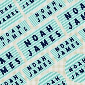 Puede incluir: Patrón repetitivo con el nombre "NOAH JAMES" en azul marino sobre rectángulos y círculos a rayas azul claro. El fondo es un patrón de cuadros de color crema.