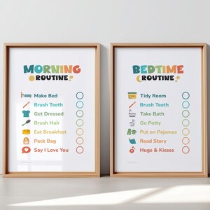以下が含まれることがあります： 明るい木目調のフレームに入った2つのプリント。1つのプリントには「MORNING ROUTINE」、もう1つには「BEDTIME ROUTINE」と書かれています。各プリントには、チェックボックス付きのタスクリストがあります。プリントは白い背景にあります。