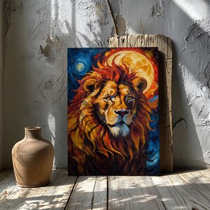 Op de afbeelding: Een schilderij van een leeuw met een volle manen, tegen een achtergrond van een sterrenhemel en een heldere gele maan. De vacht van de leeuw is een mix van oranje, rood en bruin, en zijn ogen zijn doordringend groen.