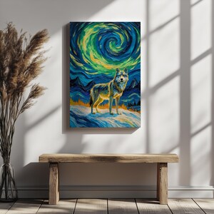 Op de afbeelding: Een canvas print met een wolf die in een besneeuwd landschap staat onder een wervelende, kleurrijke nachthemel. Het kunstwerk gebruikt een textuurrijke, schilderachtige stijl met blauw, groen en geel. De wolf is afgebeeld met gedetailleerde vacht en een serene uitdrukking.