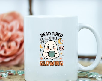 Taza "Muerto de cansancio pero aún brilla", linda taza de café fantasma, divertida taza de café de Halloween, regalo de temporada espeluznante