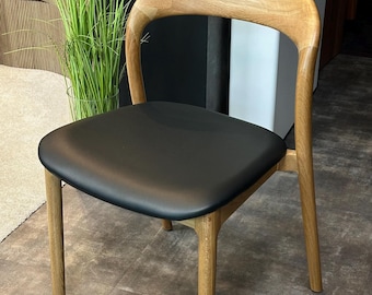 TULLA-stoel – Eikenhouten eetkamerstoel met zwarte eco-leren zitting, Scandinavische of Japandi-stijl, thuis, café of bar