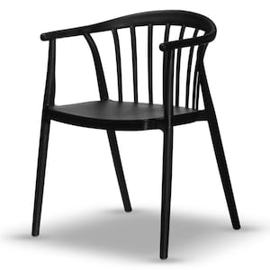 Può includere: Sedia nera con schienale curvo e braccioli. La sedia ha un design a doghe sullo schienale e quattro gambe dritte. Il sedile è una superficie solida e piatta. La sedia è realizzata in un materiale solido ed è adatta per uso interno o esterno.