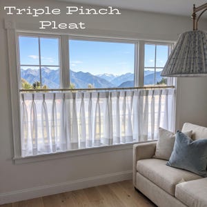 Puede incluir: Cortinas de caf&eacute; blancas y semitransparentes con cabezal de triple pliegue pellizcado colgadas de una barra de lat&oacute;n en una ventana. El texto Triple Pinch Pleat es visible en la esquina superior izquierda. Las cortinas tienen una textura.