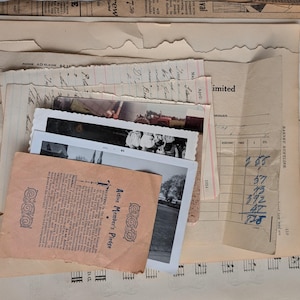 Peut inclure: Une collection d'éphémères vintage comprenant des documents en papier vieilli, des notes manuscrites, des photographies en noir et blanc et une petite carte pêche avec le texte Active Member's Pledge, le tout empilé avec des signes d'usure.