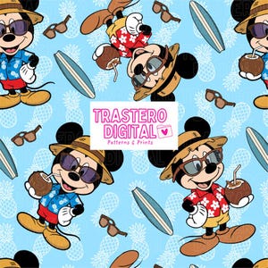 Puede incluir: Patrón repetitivo con Mickey Mouse con camisa hawaiana, gafas de sol y sombrero de paja, sosteniendo una bebida de coco. Tablas de surf, gafas de sol y formas de piña también están presentes sobre un fondo azul claro. El texto "TRASTERO DIGITAL Patterns & Prints" está en un cuadro blanco.