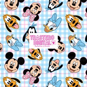 Puede incluir: Un patrón repetitivo con caras de personajes de dibujos animados como Mickey Mouse, Minnie Mouse, Pluto, Goofy y Daisy Duck sobre un fondo de cuadros azul claro y blanco. Una etiqueta blanca muestra el texto TRASTERO DIGITAL Patterns & Prints.