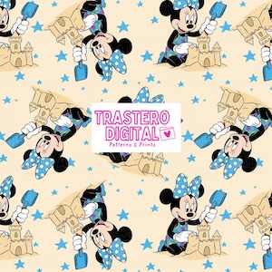 Puede incluir: Patrón repetido con Minnie Mouse construyendo castillos de arena en la playa. Minnie lleva un lazo y un traje de baño de lunares azules, usando una pala azul. El fondo es beige con estrellas azules, y el texto "TRASTERO DIGITAL" es visible.