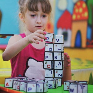 Bloques de juguete con el alfabeto - Alfabeto interactivo Montessori - Aprendizaje de letras en casa - Educación en casa para niños pequeños - Herramientas educativas para niños - AR